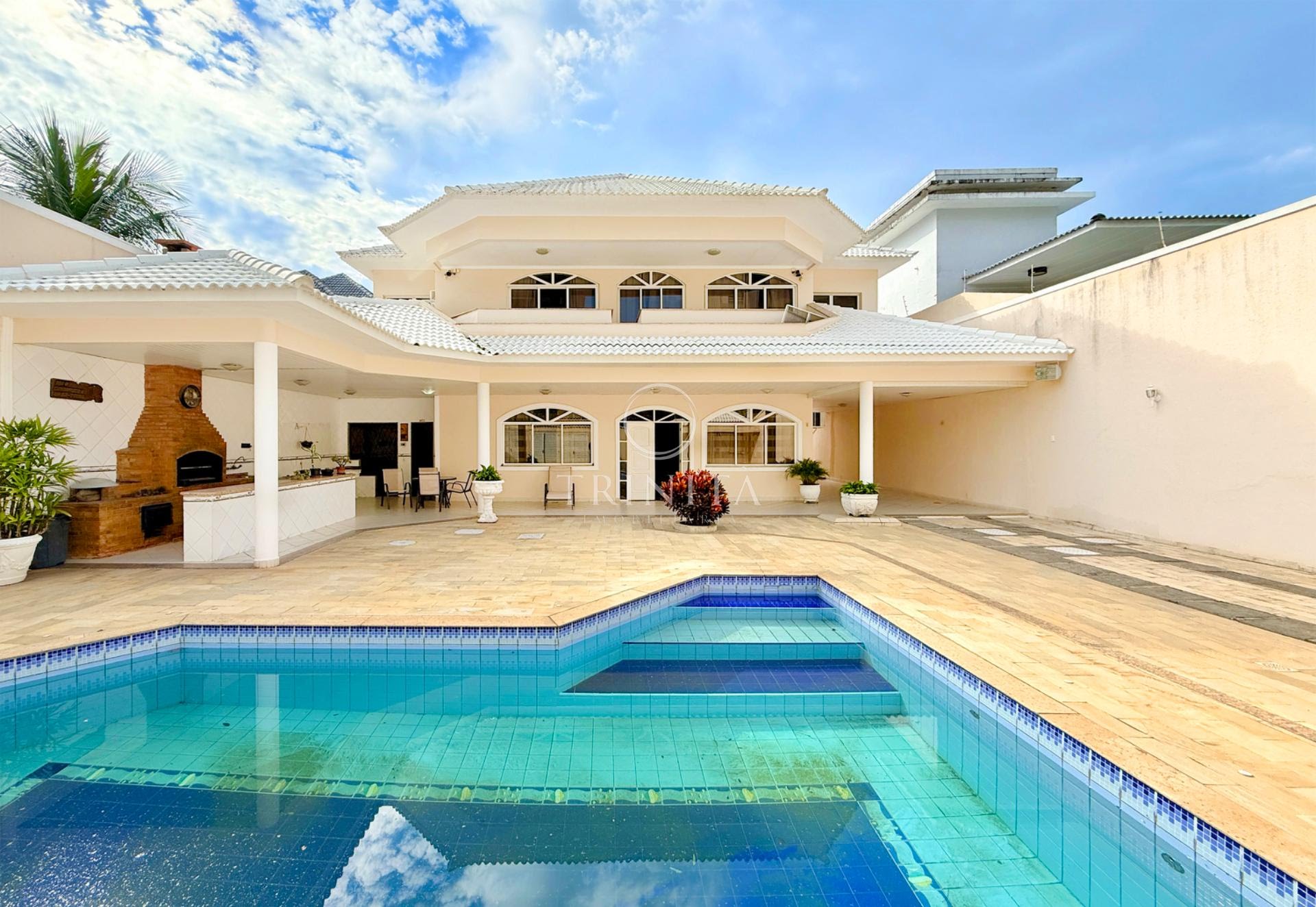 Fachada da casa à venda no Rio Mar