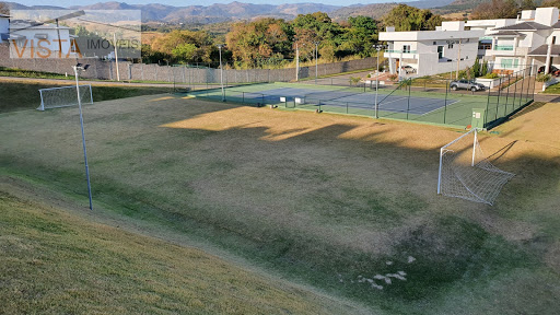 Campo de futebol e quadra de tênis