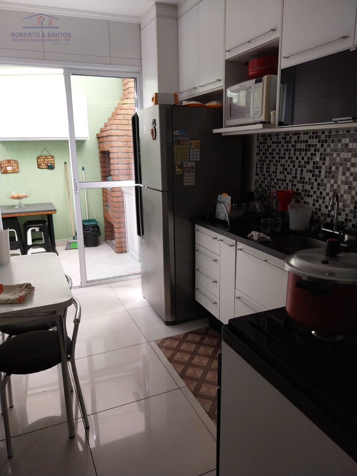 Cozinha com armários