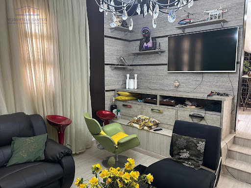 Sala de visita com bufet e televisão