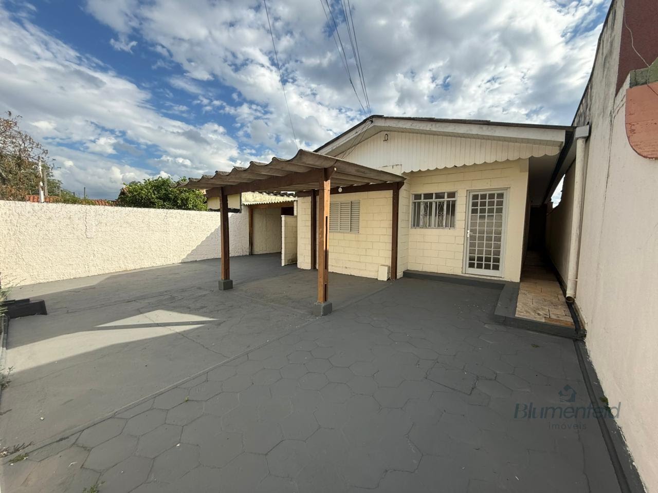 Casa para alugar com 4 quartos, 2 banheiros, 8 vagas e 150m² no Jardim Rincão, Arujá — foto principal