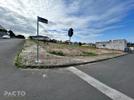 TERRENO AMPLO DE ESQUINA NO BAIRRO JARDIM DAS AVENIDAS