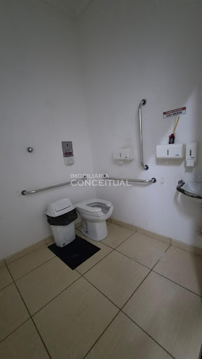 Banheiro com Acessibilidade no Prédio