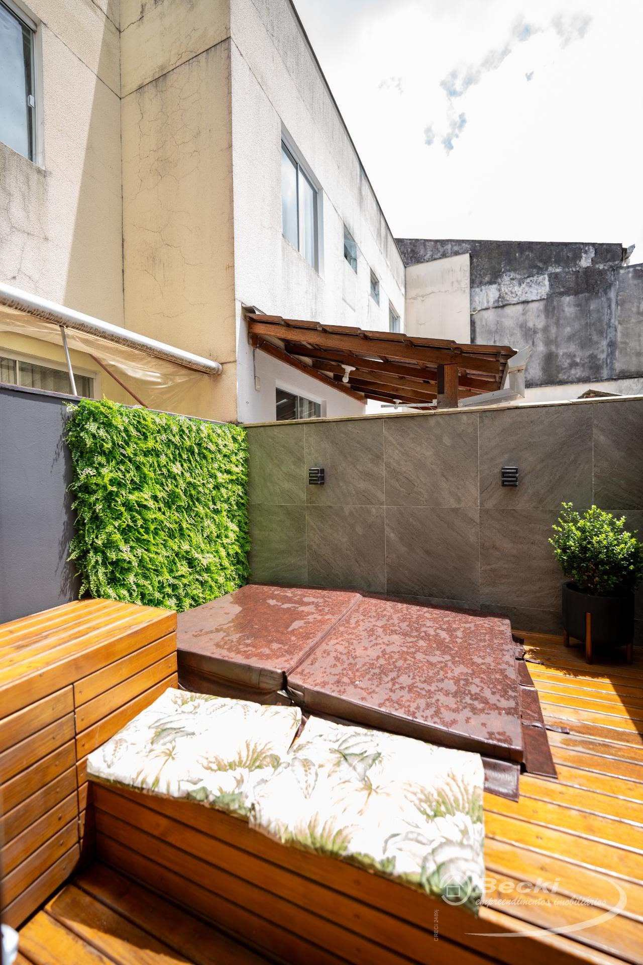Casa geminada no Adhemar Garcia