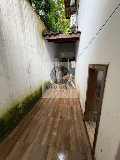 Corredor de conexão entre cozinha e área de serviço