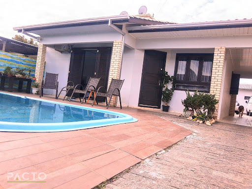 CASA ALVENARIA COM TRÊS DORMITÓRIOS E COM PISCINA