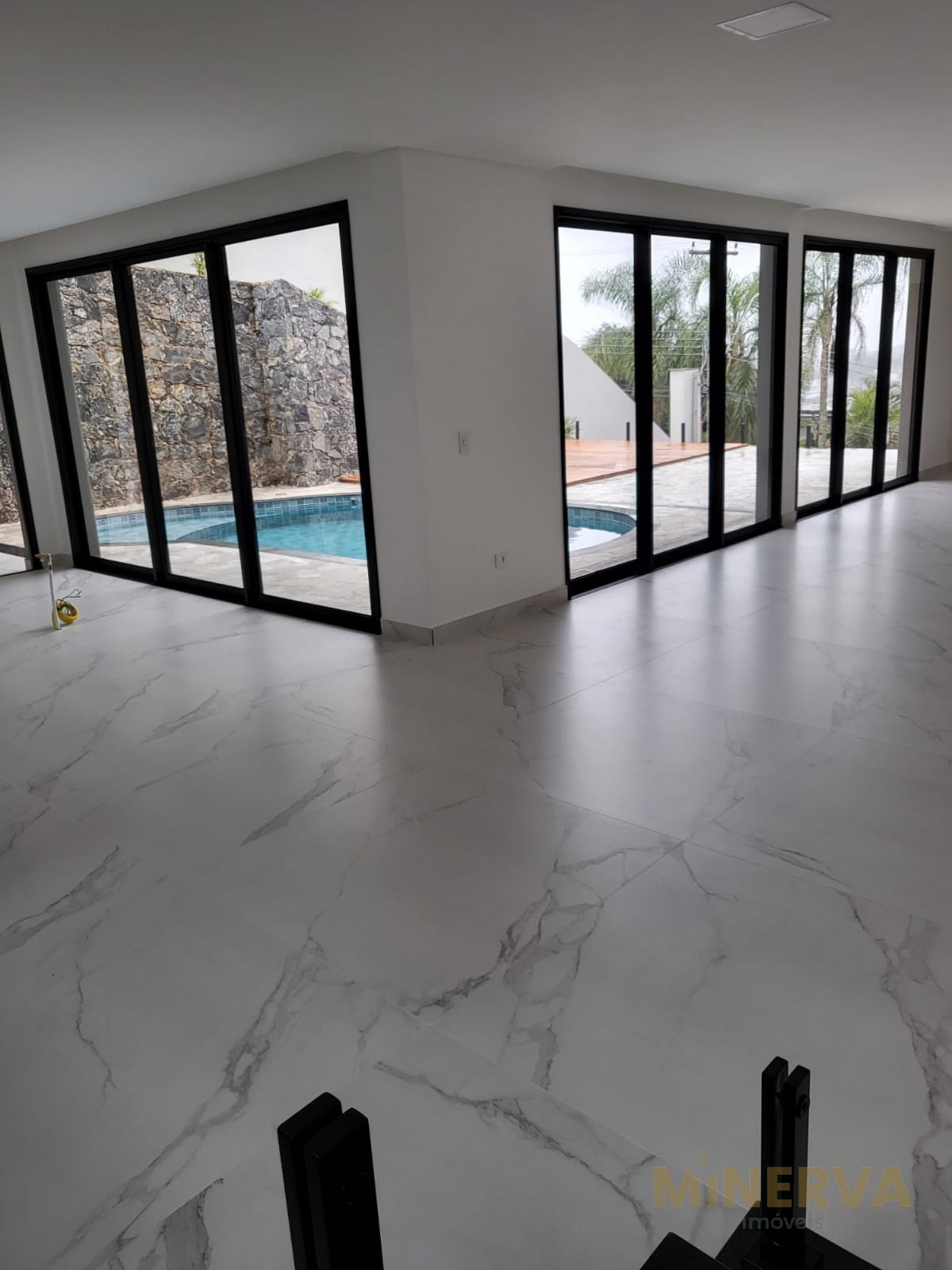 Casa à venda com 3 quartos, 3 suítes, 4 vagas e 355m² no Jardim Via Dutra, Arujá (SP) — foto 8 de 23
