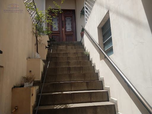 Escadas de acesso a casa