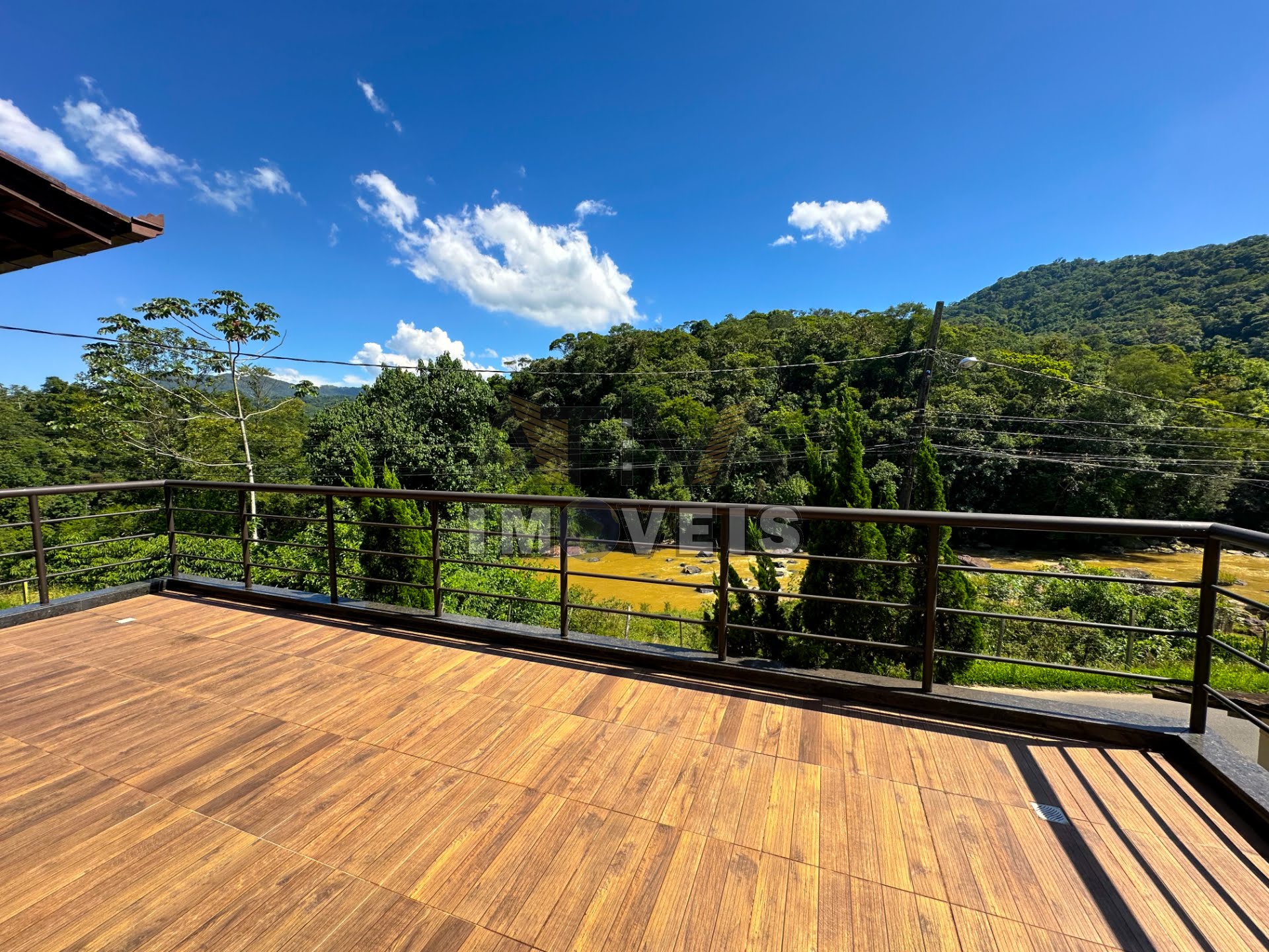Varanda com vista para Rio Luiz Alves