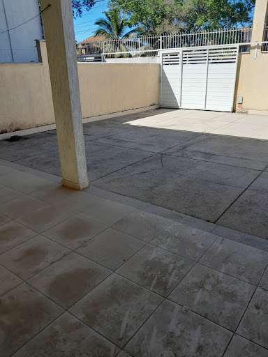 Encante-se com esta casa no Recanto, em Rio das Ostras, perfeita para quem busca conforto, praticidade e um excelente custo-benefício. Com 124m² de área útil, o imóvel oferece ambientes bem distribuíd