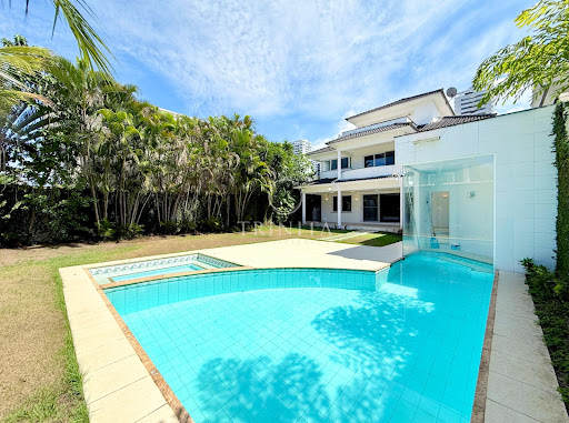 Fachada secundária da casa à venda no condomínio Crystal Lake