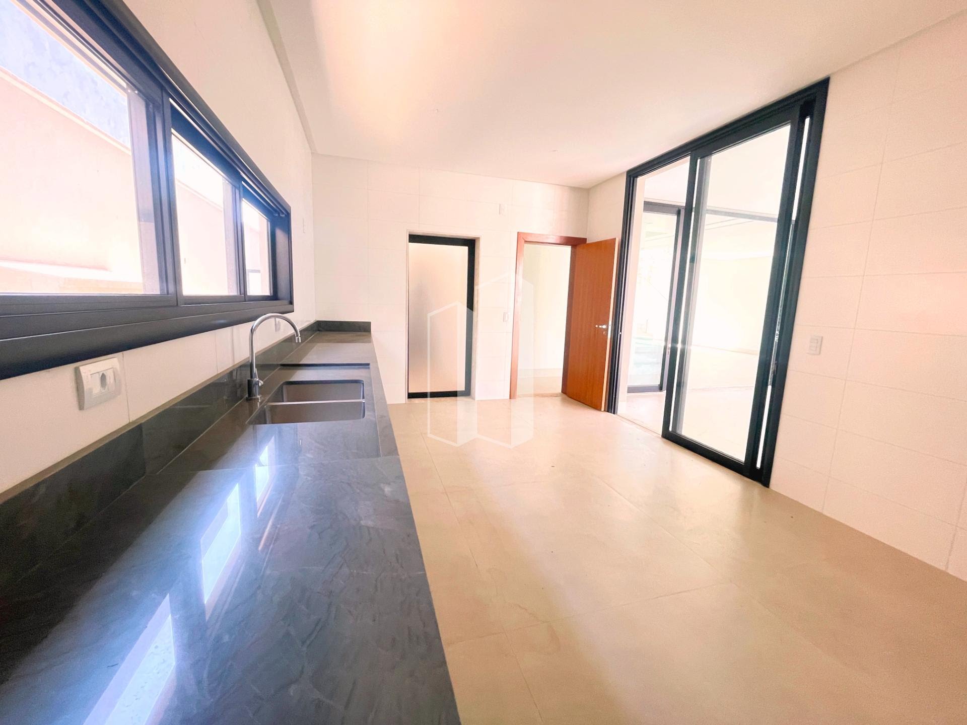 Casa à venda com 5 quartos, 5 suítes, 4 vagas e 380m² no Alphaville Flamboyant Residencial Araguaia, Goiânia (GO) — foto 10 de 16