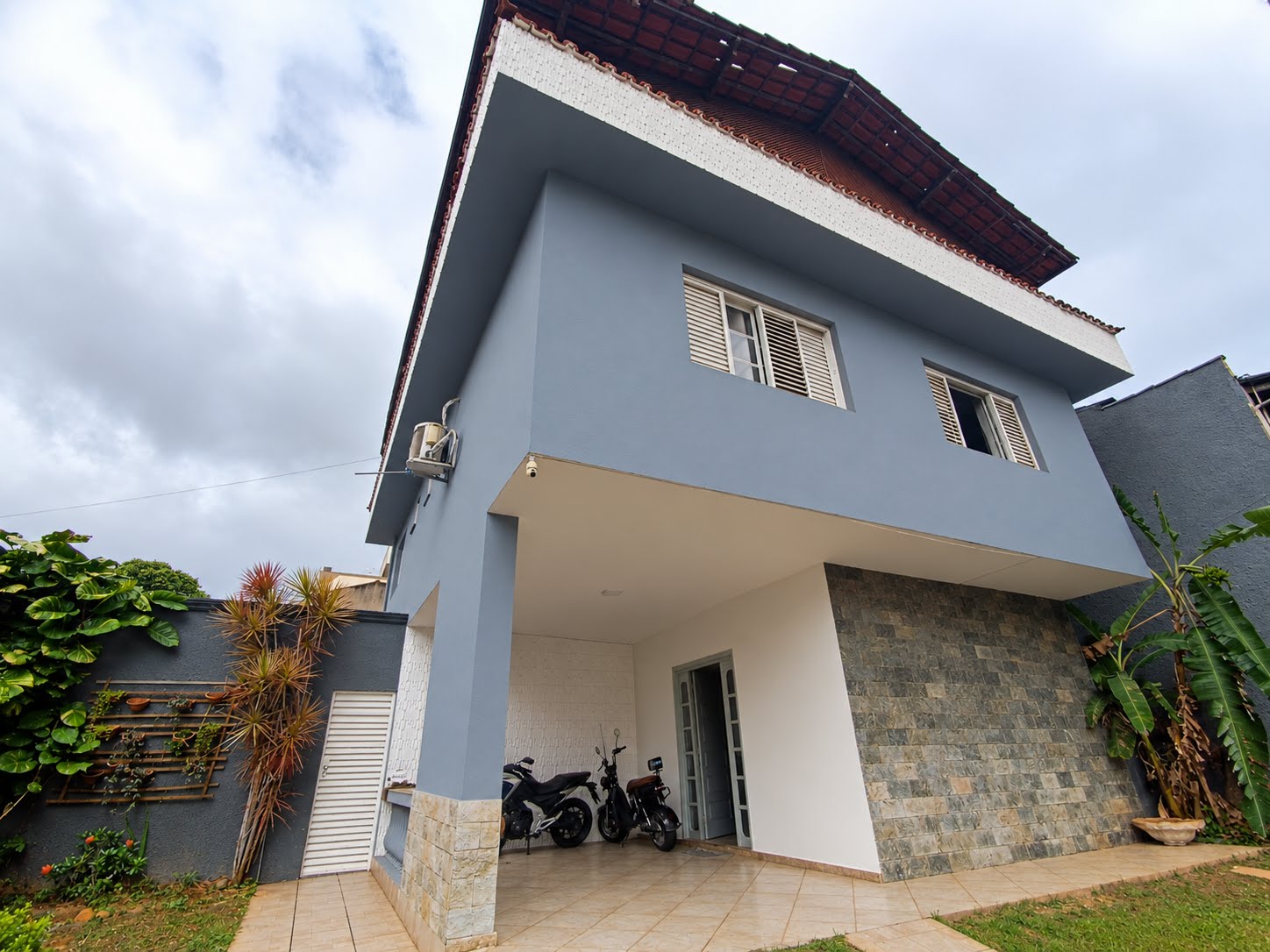 CASA DE ESQUINA COM TERRAÇO E ÁREA DE LAZER | A POUCOS MINUTOS DO PARQUE IPANEMA ESPAÇO, LAZER E CONFORTO EM UMA LOCALIZAÇÃO PRIVILEGIADA  Uma casa de esquina que reúne tudo aquilo que faz diferença p