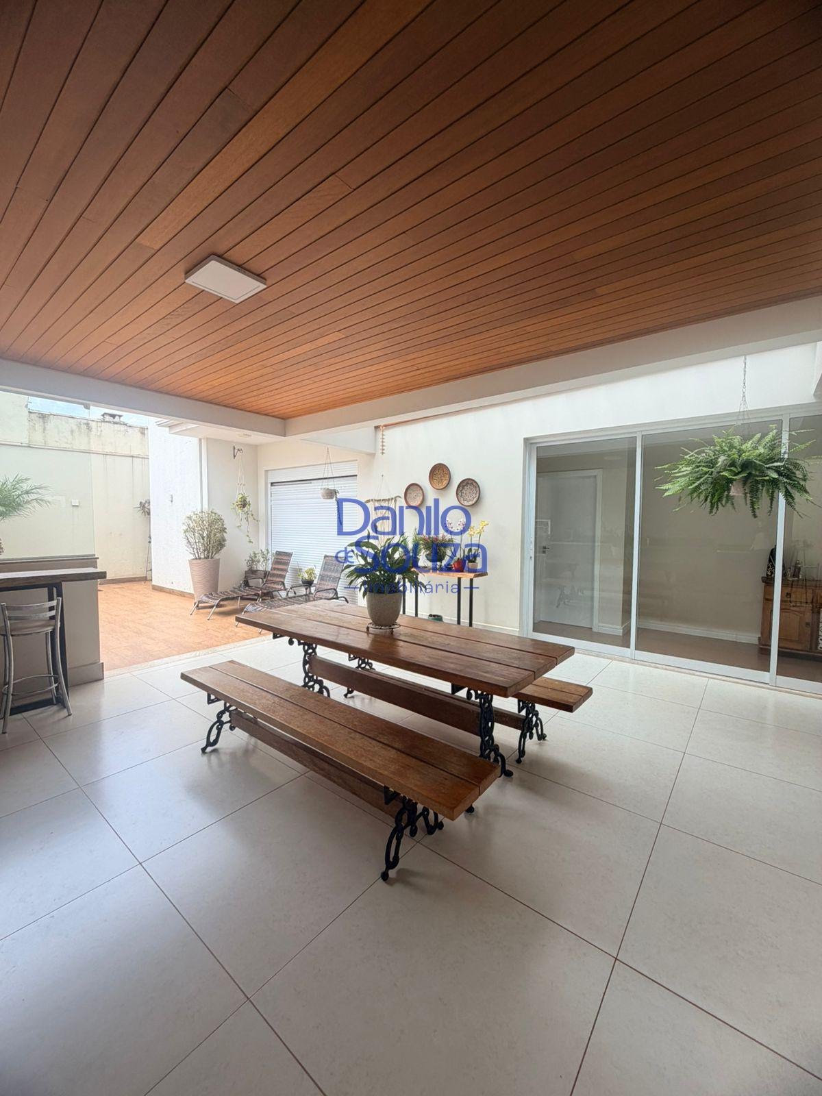 Casa à venda com 3 quartos, 2 suítes, 4 vagas e 373m² no Veredas da Cidade, Araxá (MG) — foto 8 de 17