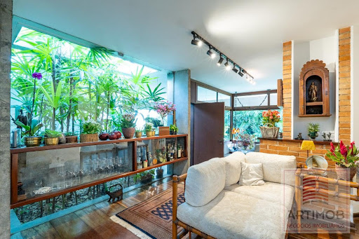 Casa à Venda no Jardim Leonor SP, 4 Suítes, 571m² – R$2,45Mi