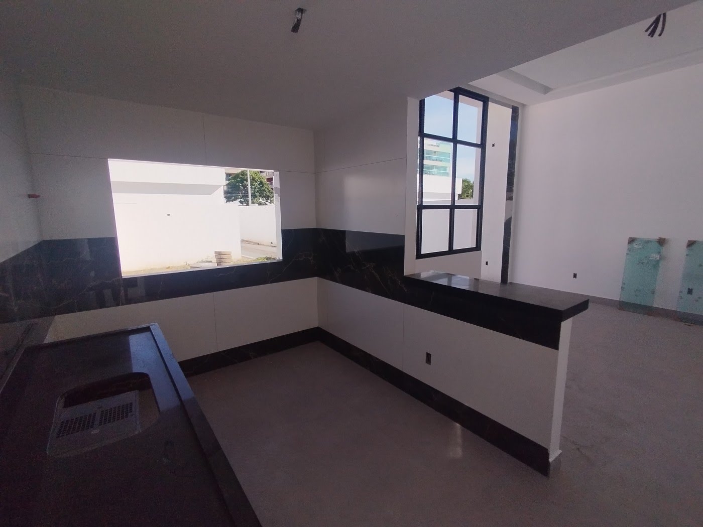 Casa à venda com 3 quartos, 1 suíte, 2 vagas e 200m² no Extensão do Bosque, Rio das Ostras (RJ) — foto 6 de 8