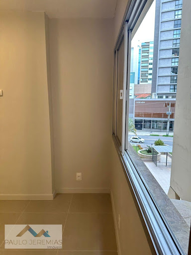 Janela com vista para rua