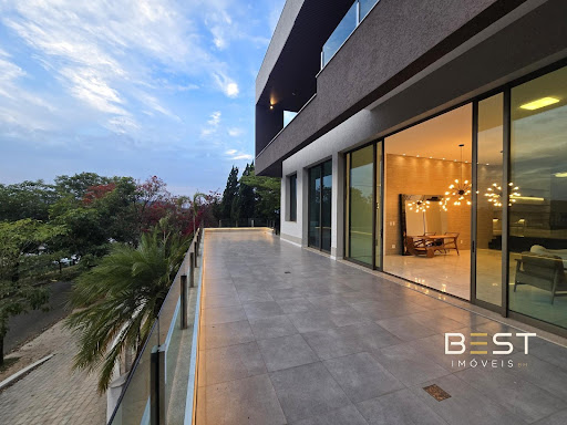 Casa com 5 suítes e piscina no Vale dos Cristais