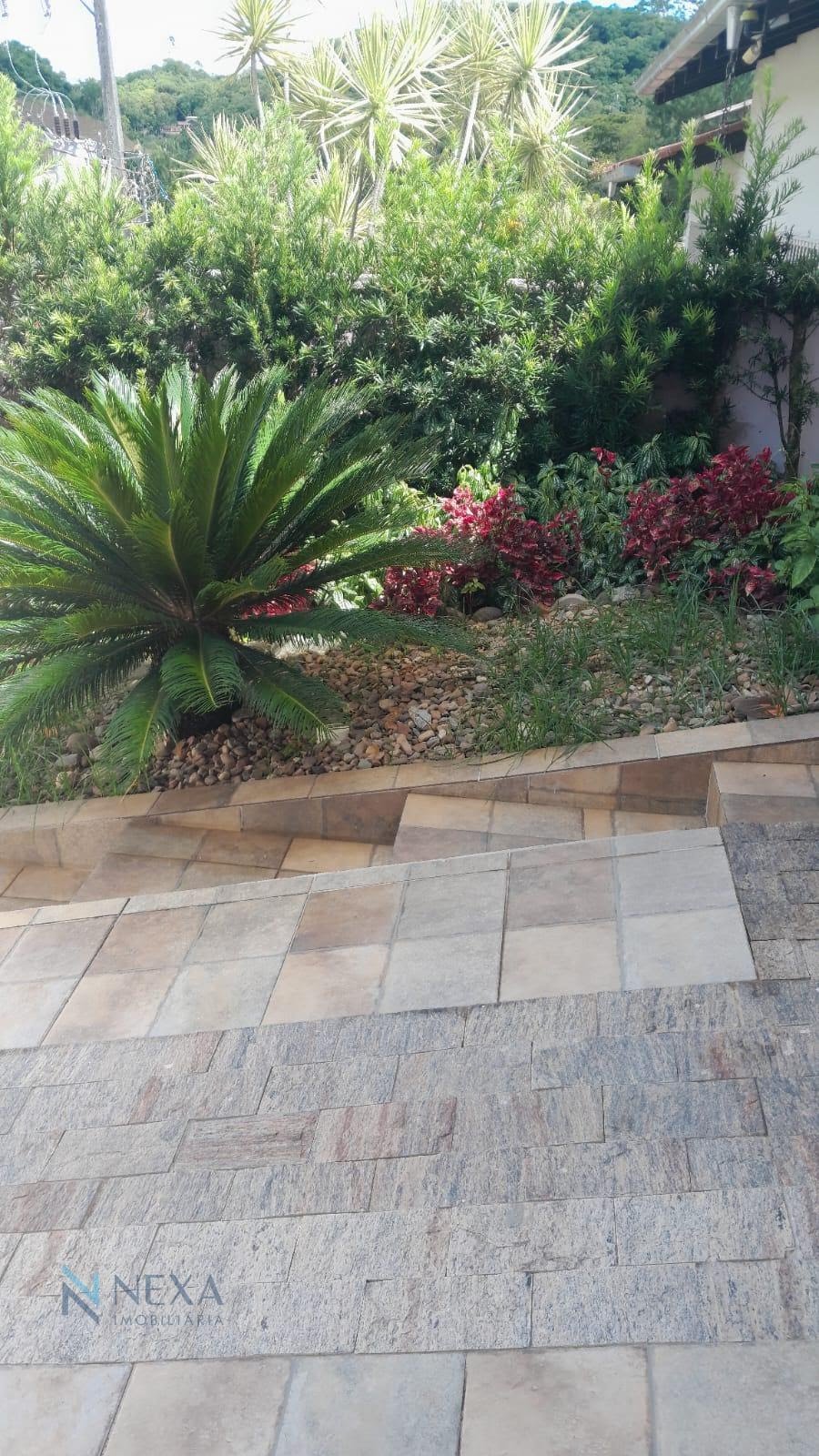 entrada garagem com jardim