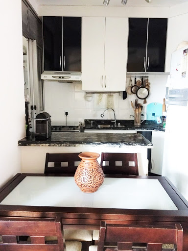 Cozinha com balcão e armários planejados
