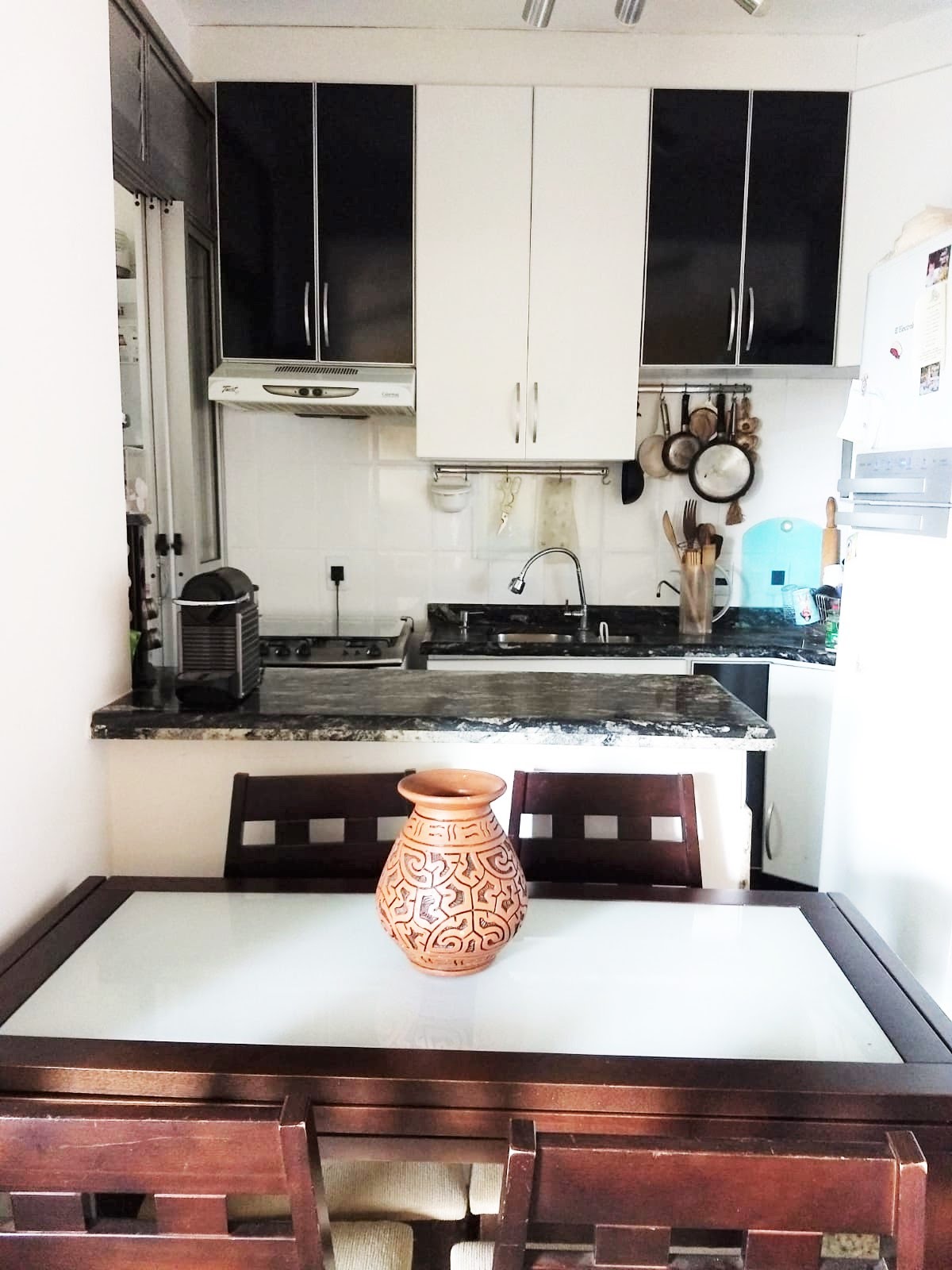 Cozinha com balcão e armários planejados