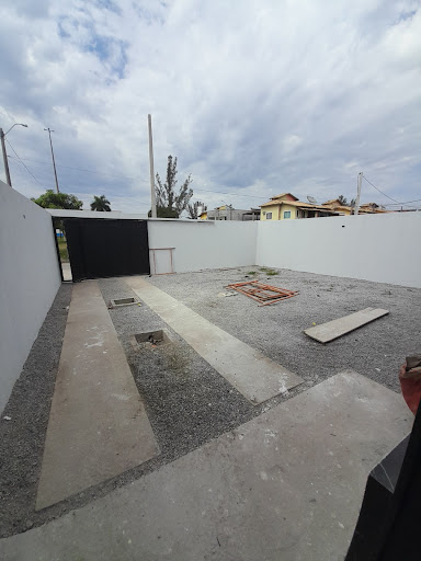 Encante-se com esta excelente casa localizada no Jardim Campomar, em Rio das Ostras, perfeita para quem busca conforto, praticidade e qualidade de vida. Com ambientes bem distribuídos e uma planta fun
