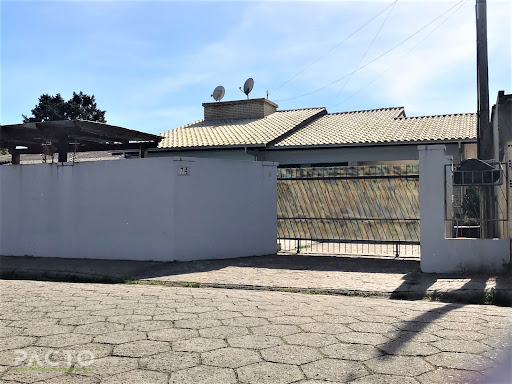 CASA ALVENARIA COM TRÊS DORMITÓRIOS E COM PISCINA