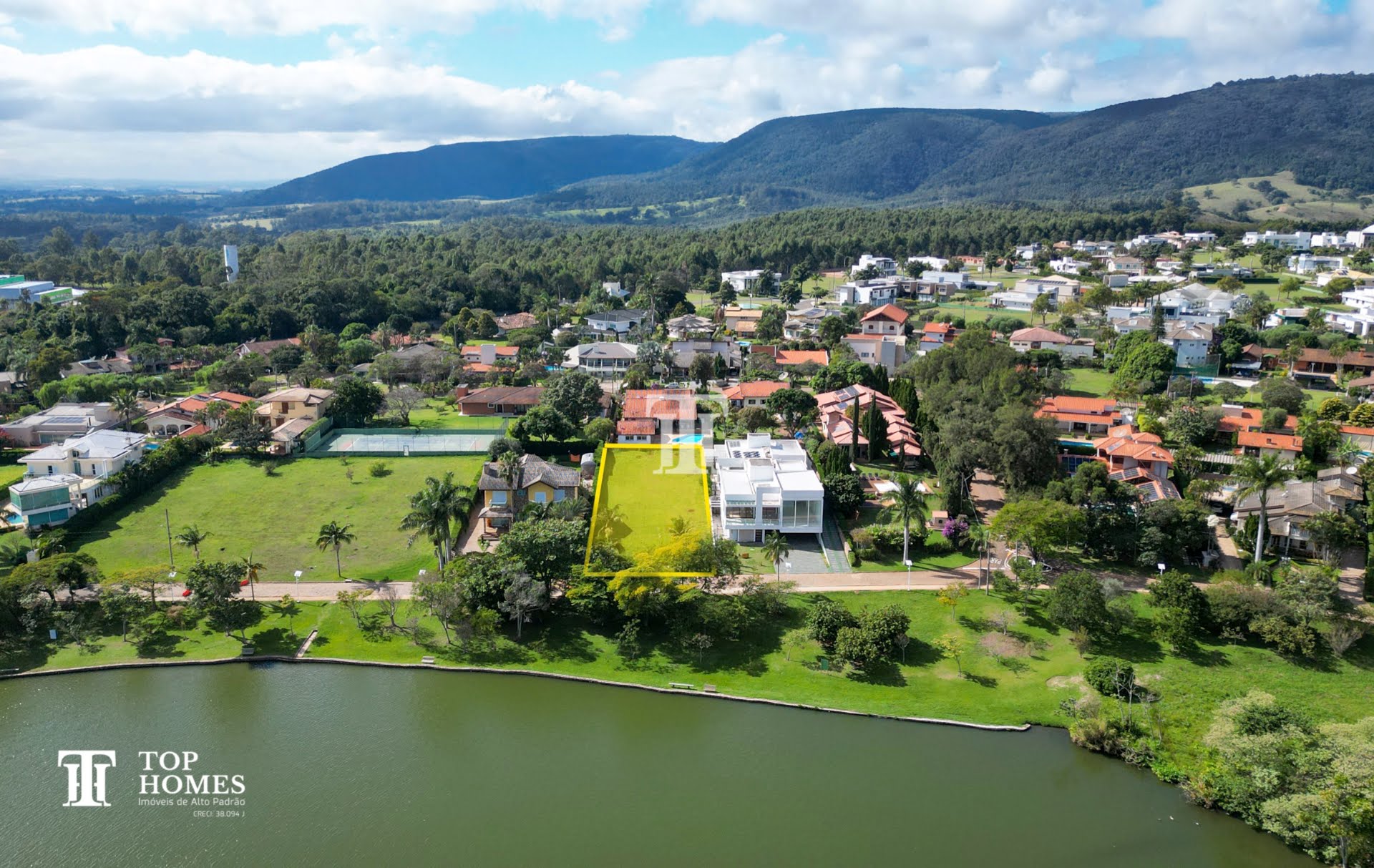Terreno frente ao lago à venda no condomínio Portal da Concórdia em Cabreúva/SP