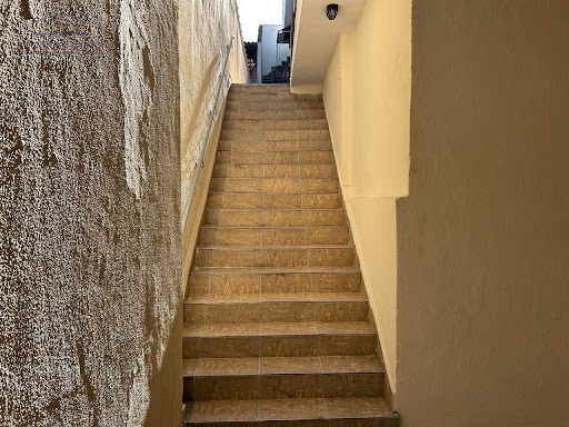 Escadas de acesso a casa