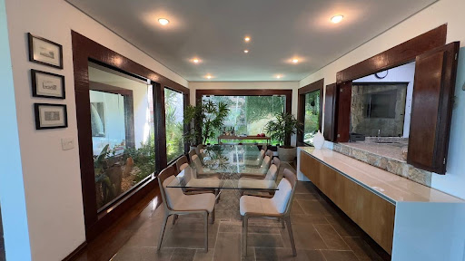 Sala de jantar com vista para a praia em mansão em Ubatuba