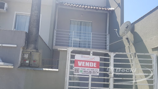 Casa à Venda no Jarivatuba, Joinville | 2 Quartos, R$270mil