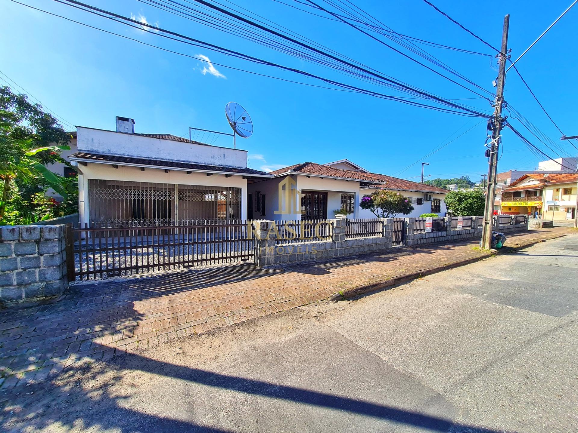 Casa à venda com 4 quartos, 1 suíte, 2 vagas e 200m² no Jardim Maluche, Brusque (SC) — foto 2 de 3
