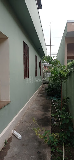 Ótima casa para fins residenciais ou comerciais, toda gradeada, com 3 quartos, 02 banheiros, sala cozinha, garagem para 02 carros cód. 15906