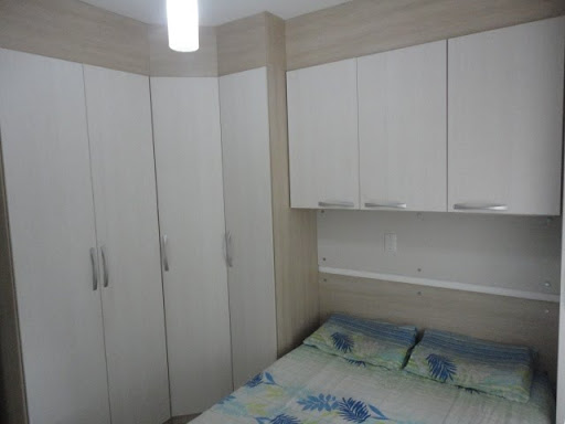 SUITE COM ARMÁRIOS PLANEJADOS