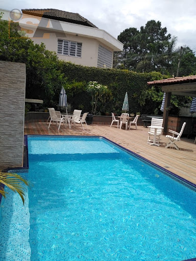 Sobrado com 2 quartos, sendo 1 suíte; área gourmet com piscina; e 9 vagas em Suzano/SP.