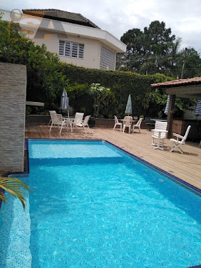 Sobrado com 2 quartos, sendo 1 suíte; área gourmet com piscina; e 9 vagas em Suzano/SP.