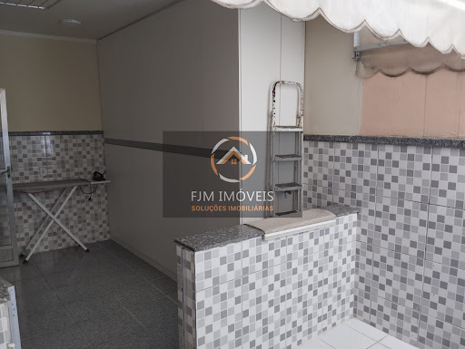 FJM IMOVEIS VENDE -  Linda casa Duplex no Colubandê próximo a igreja Nova Vida do Colubandê com 4 qts sendo 1 suite todos com varanda, piscina em alvenaria, garagem coberta, 2 salas,3 BH (2 socias), cozinha grande, espaço com jardim de inverno, cozinha grande, área de serviço e lavanderia. Doc.OK, 182 MTS de área construída. Valor 380 mil, somente venda, a vista, financiamento bancário ou carta de crédito. 