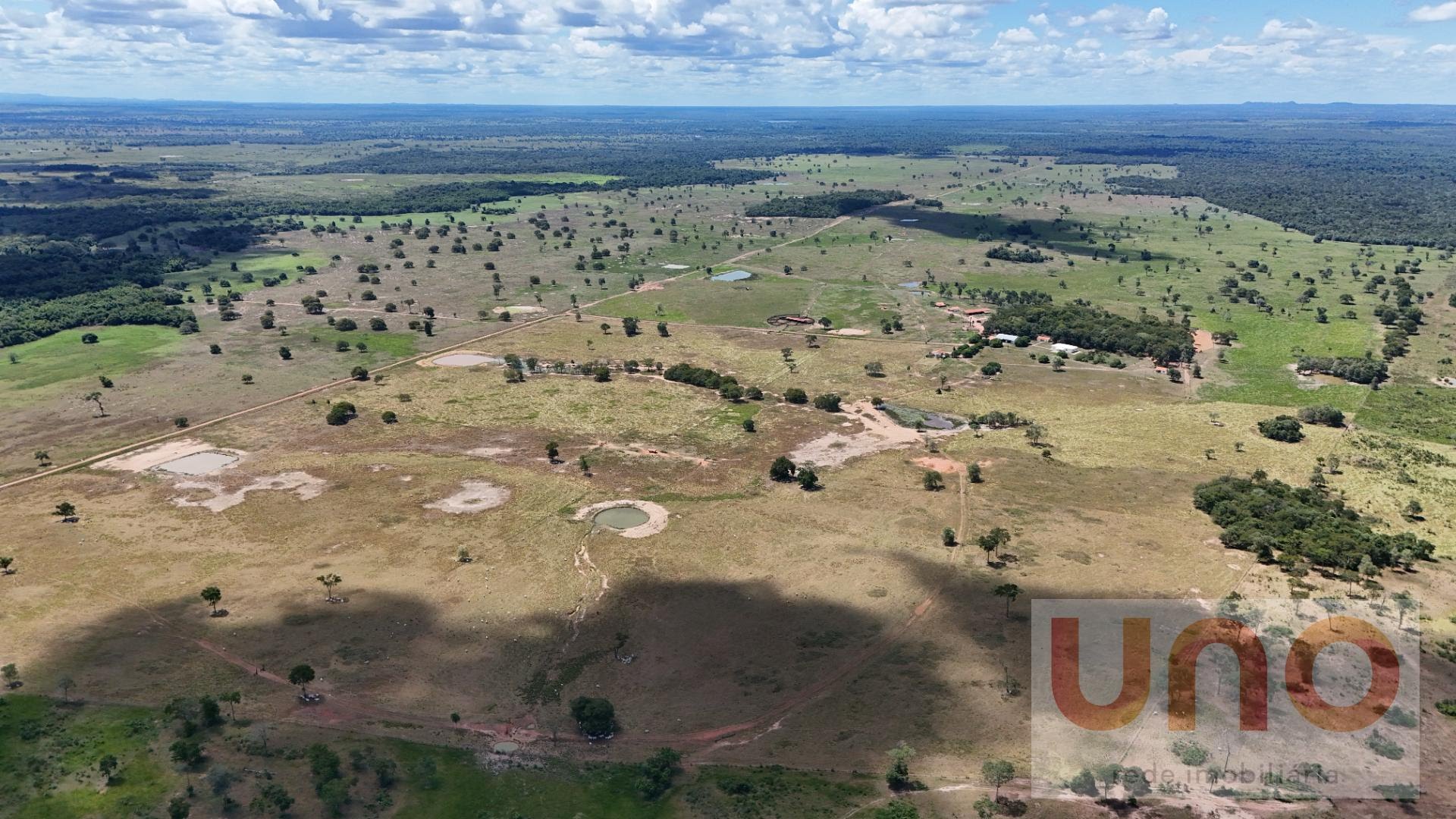 Vista aérea da Fazenda - divisas pelos rios ao fundo