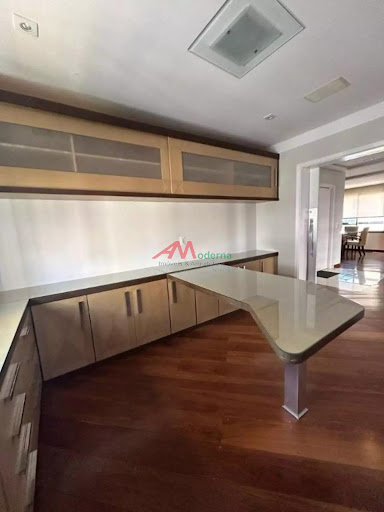 Apartamento reformado e com ótimo acabamento, composto por 4 dormitórios, 3 suítes, sala de TV, sala de jantar, sala de estar, lavabo e escritório. Condomínio com lazer completo.