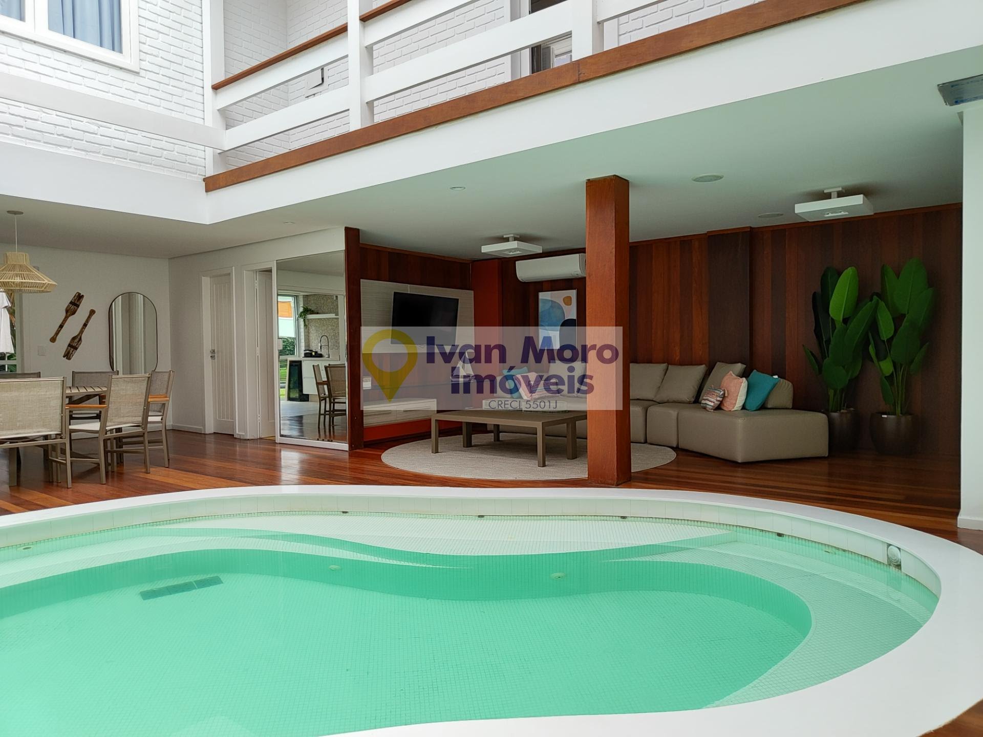 Casa à venda com 5 quartos, 6 banheiros, 2 vagas e 320m² no Jurerê Internacional, Florianópolis — foto principal