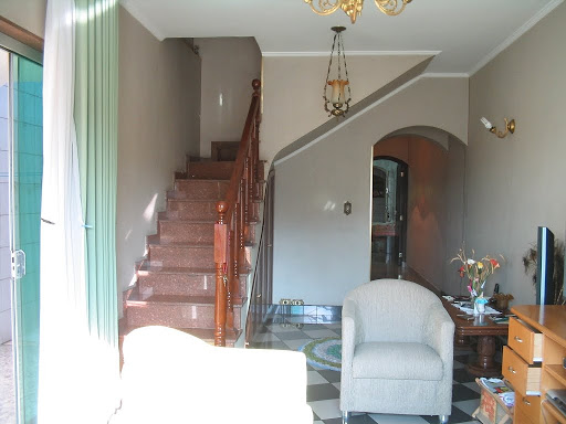 Sala,piso  porcelanato, escadas em granito