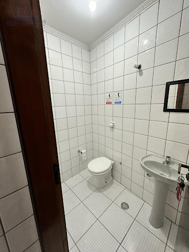 vista banheiro dentro da sala 