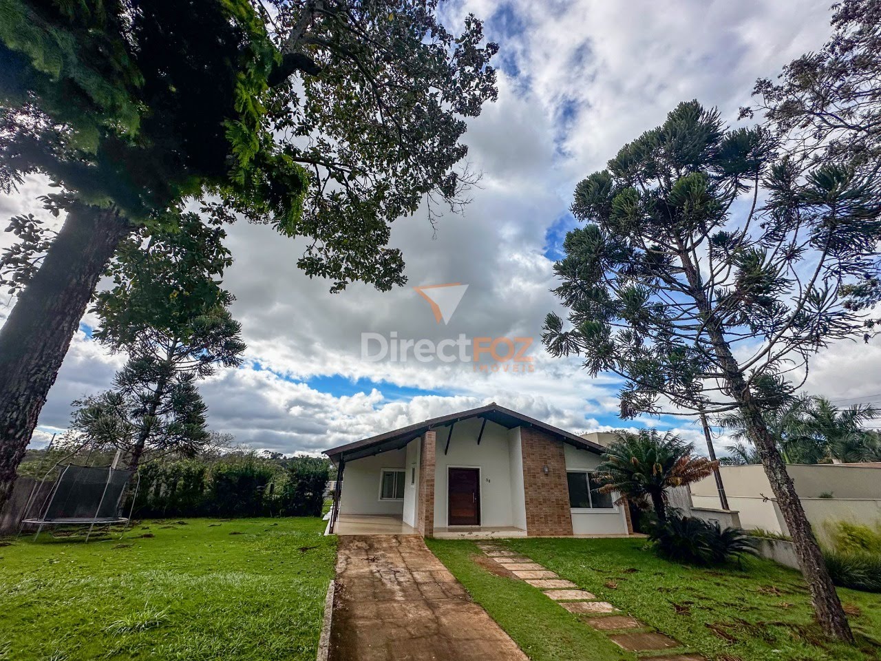 Casa térrea a venda no Condomínio Vila B em Foz do Iguaçu.