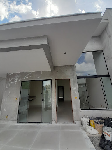 Encante-se com esta excelente casa localizada no bairro Jardim Mariléa, em Rio das Ostras, perfeita para quem busca conforto, praticidade e uma ótima oportunidade de investimento. Com 3 dormitórios, s