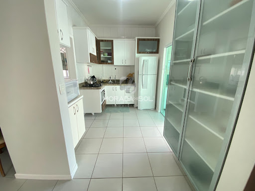 Apartamento 1 suíte e 2 demi com 2 vagas perto da praia