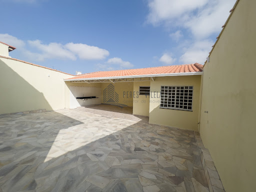 área de lazer com churrasqueira, lavanderia e banheiro