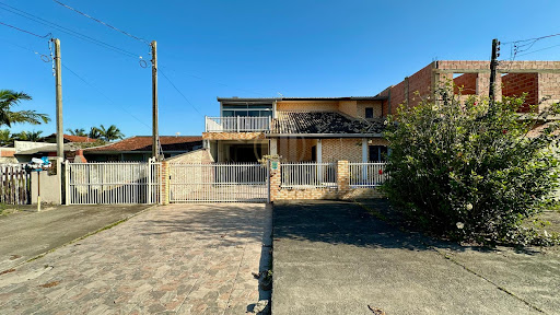 Sobrado à venda em Guaratuba: 3 quartos e 251m² com piscina