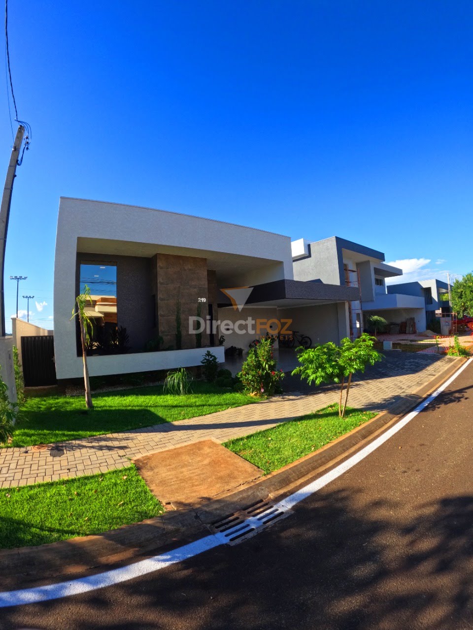 Casa de alto padrão à venda, completamente mobiliada, com 4 quartos.
