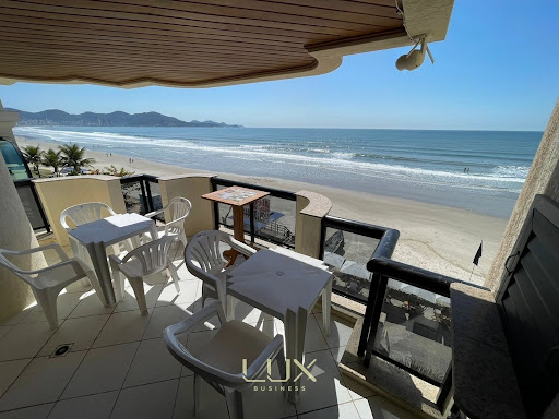 Apartamento pé na areia em Meia Praia  -  Itapema