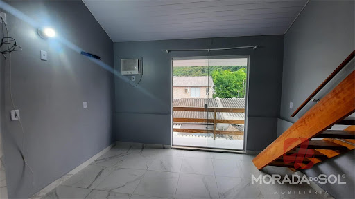 Sala com acesso à sacada